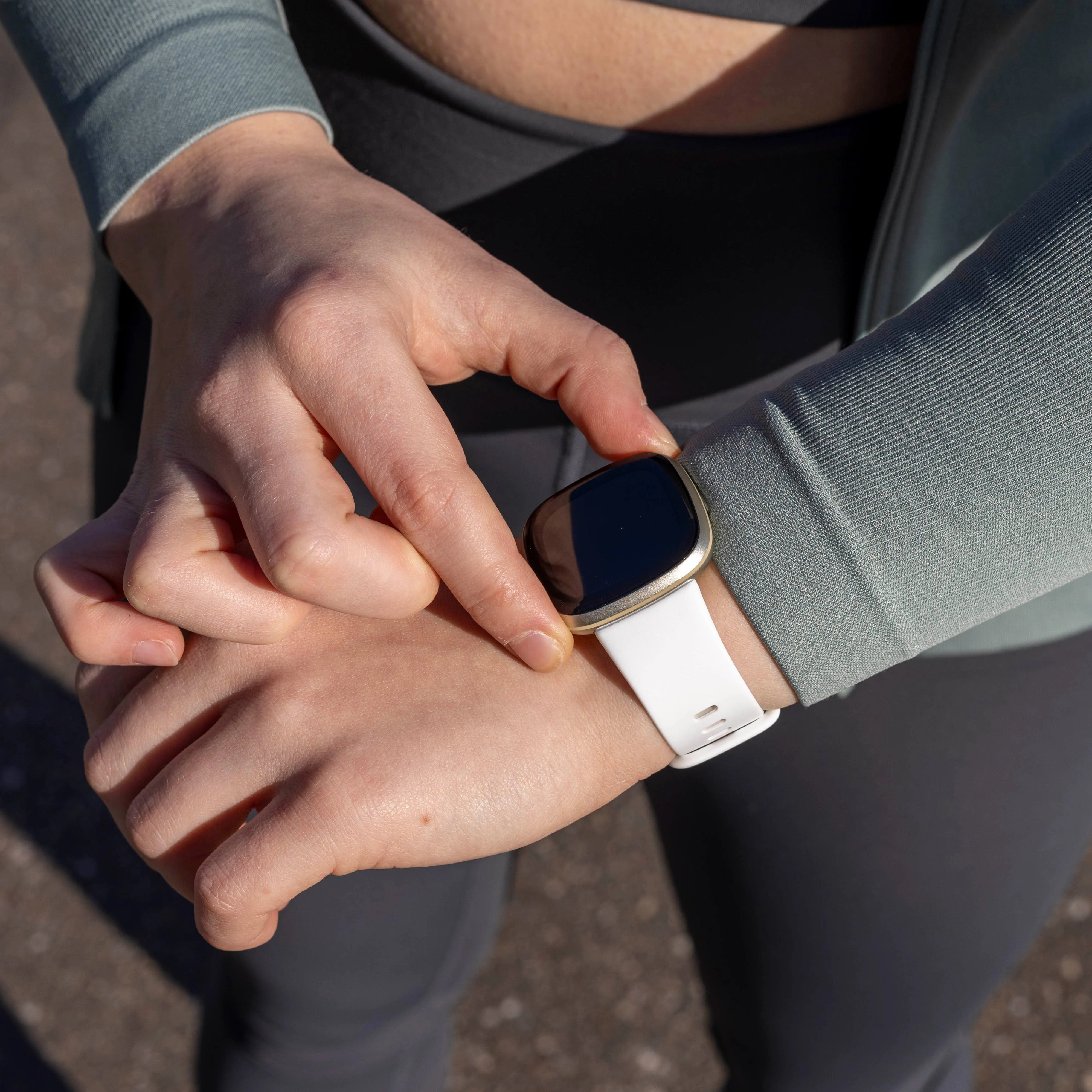 Bracelet silicone classique Fitbit Versa 4 (blanc)