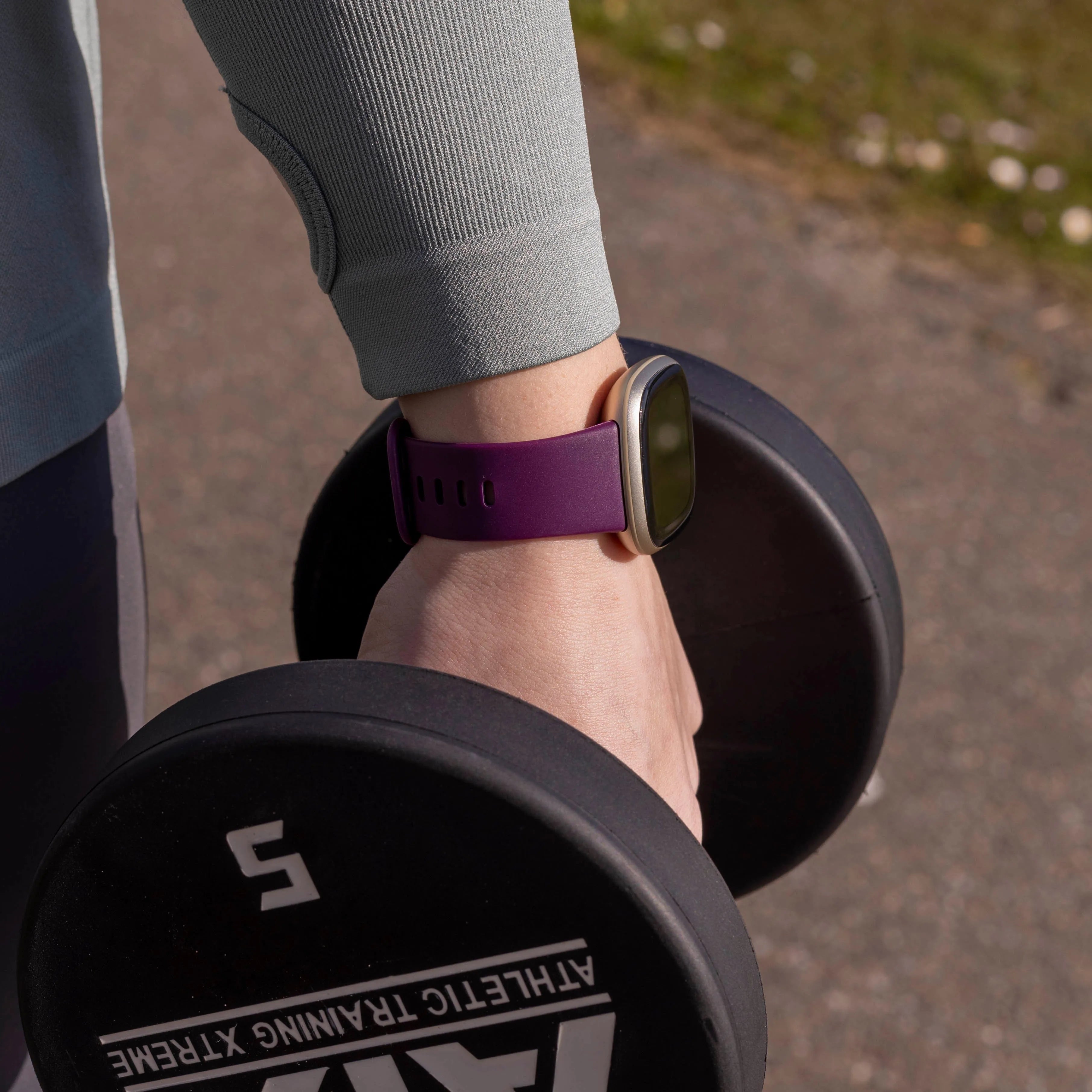 Bracelet silicone classique Fitbit Versa 4 (violet foncé)