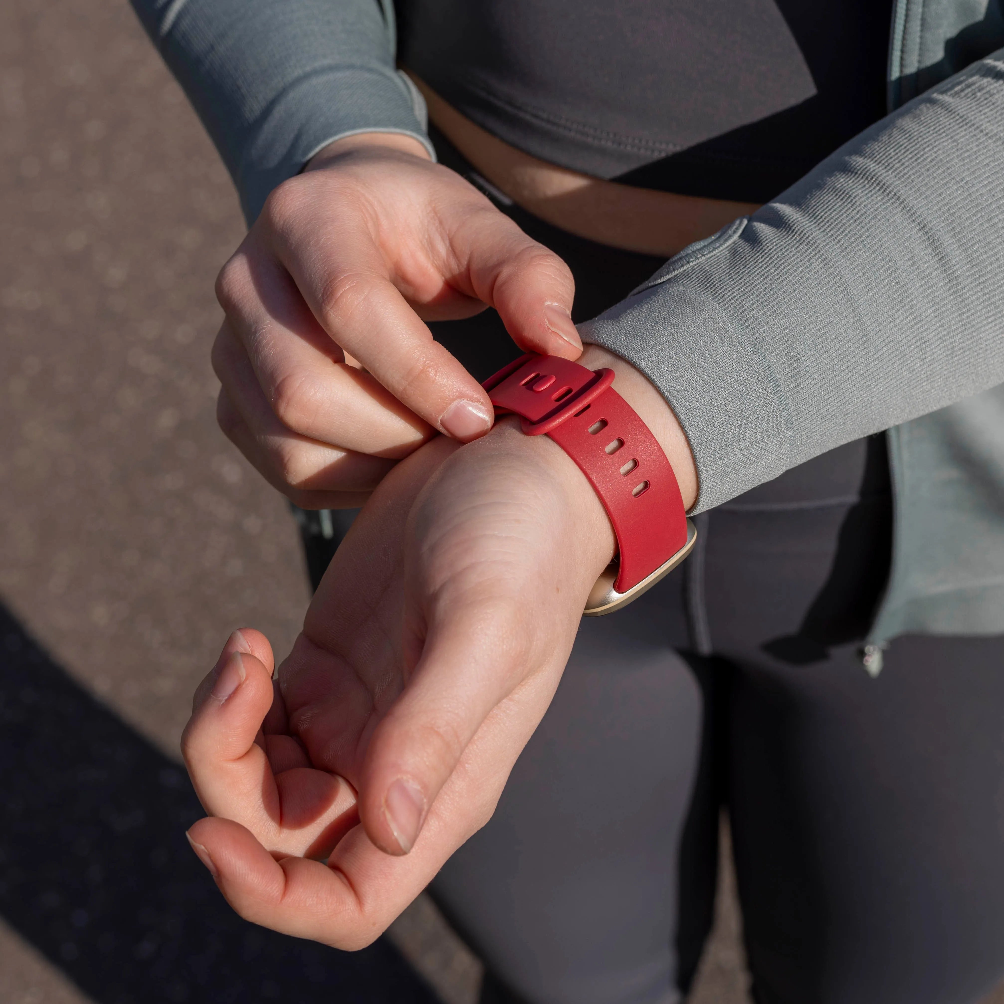 Bracelet silicone classique Fitbit Versa 4 (vin rouge)