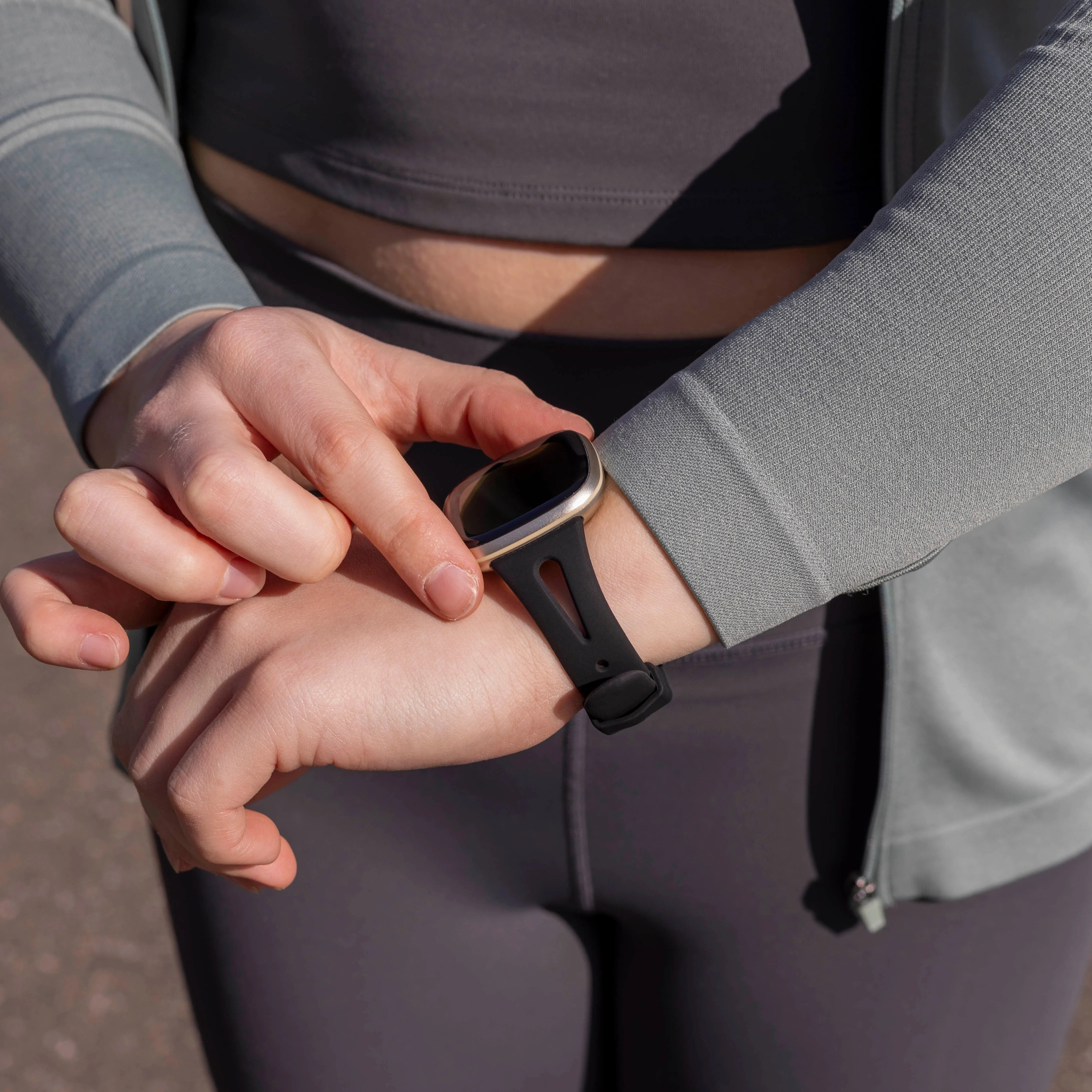 Bracelet silicone de luxe Fitbit Versa 4 (noir)