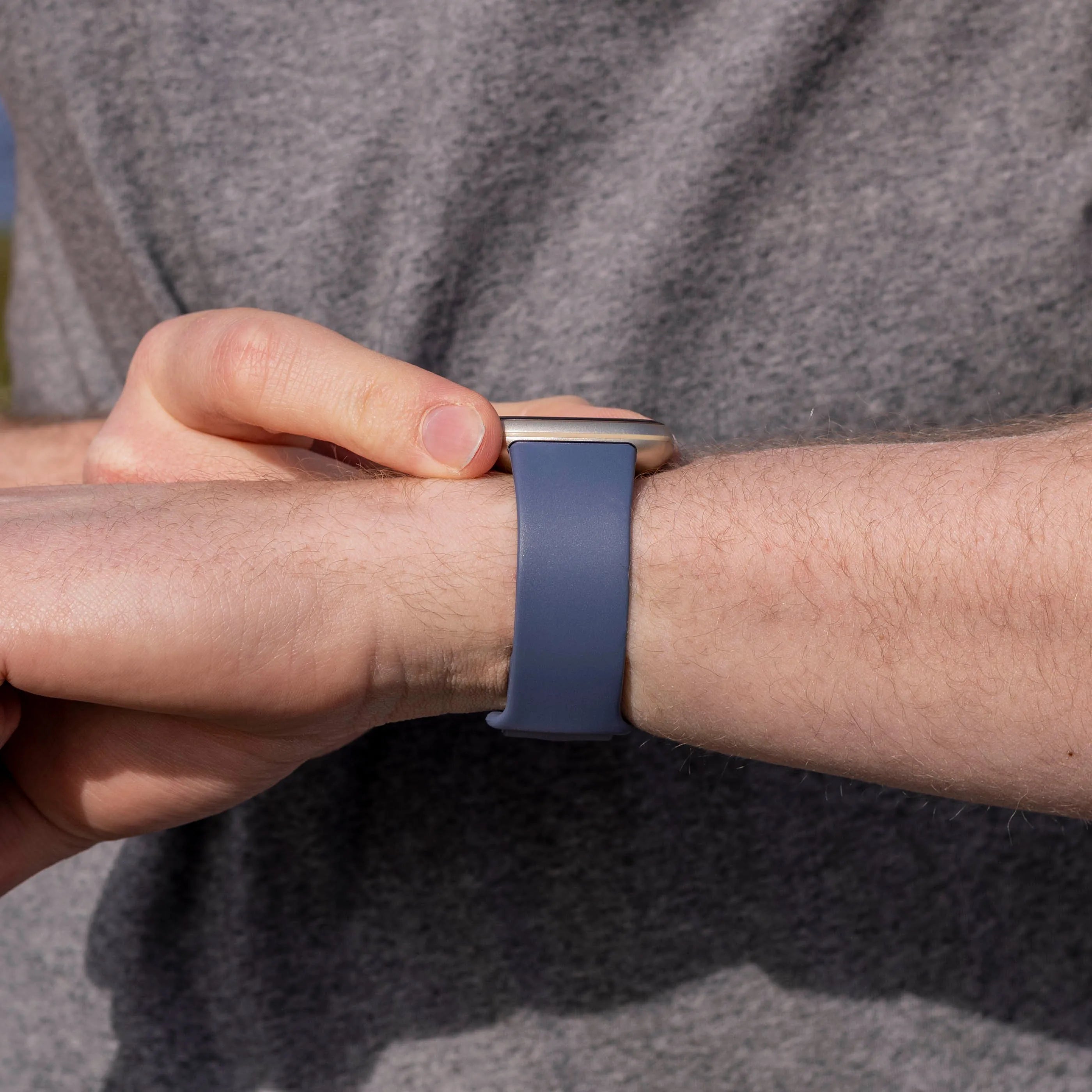 Bracelet silicone classique Fitbit Versa 3 (gris-bleu)
