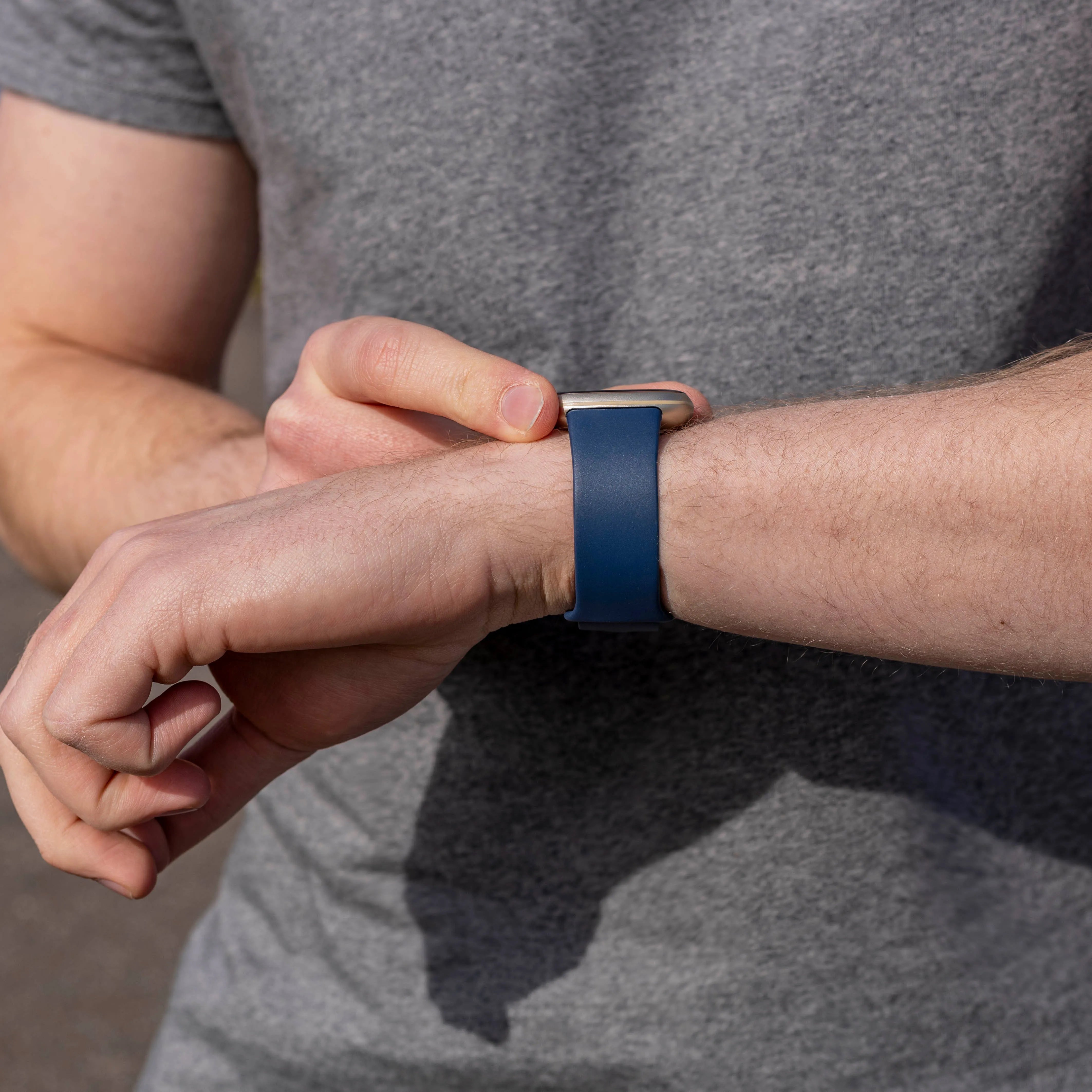 Bracelet silicone classique Fitbit Sense (bleu foncé)