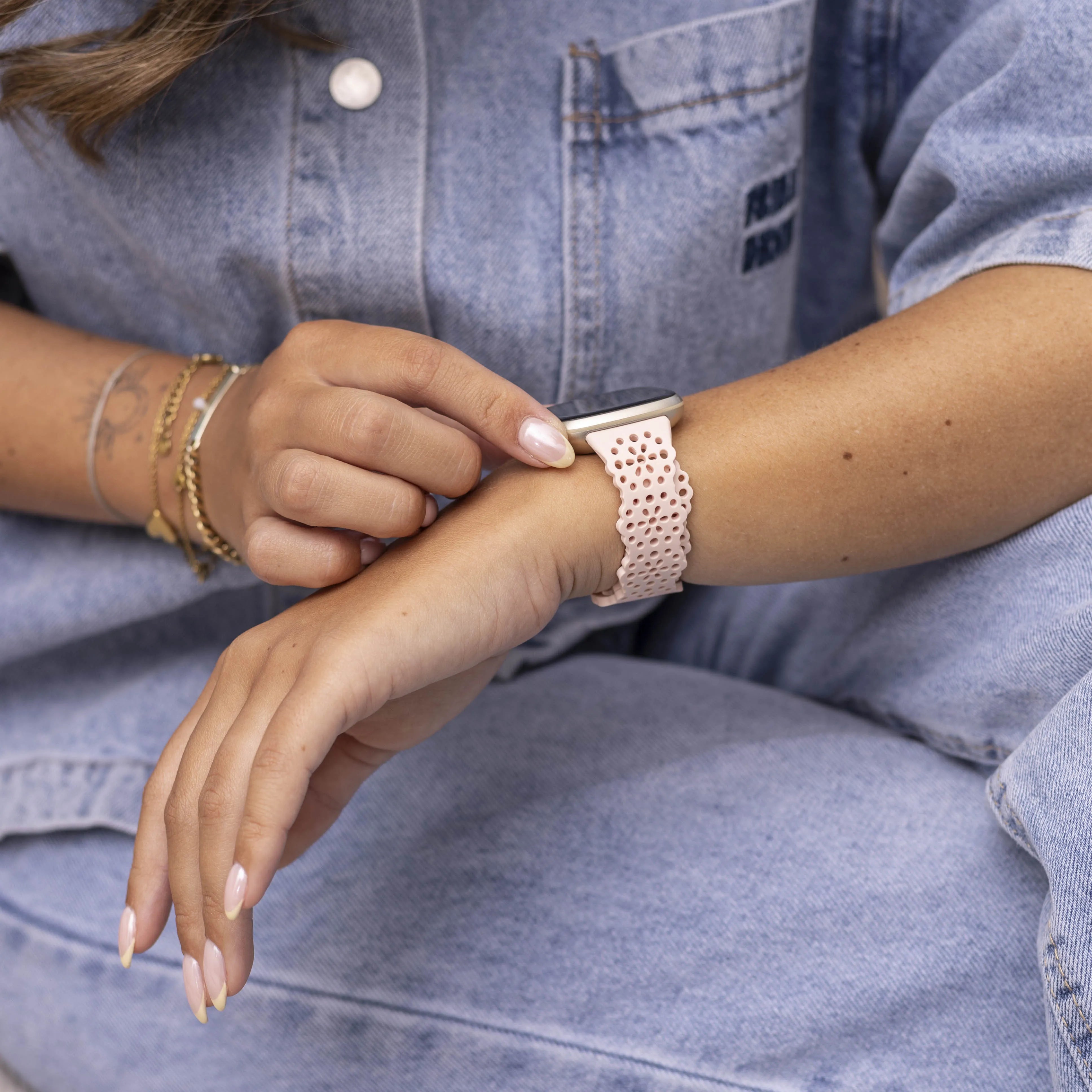 Fitbit Versa 4 Patterned Silicone Strap (Light Pink)