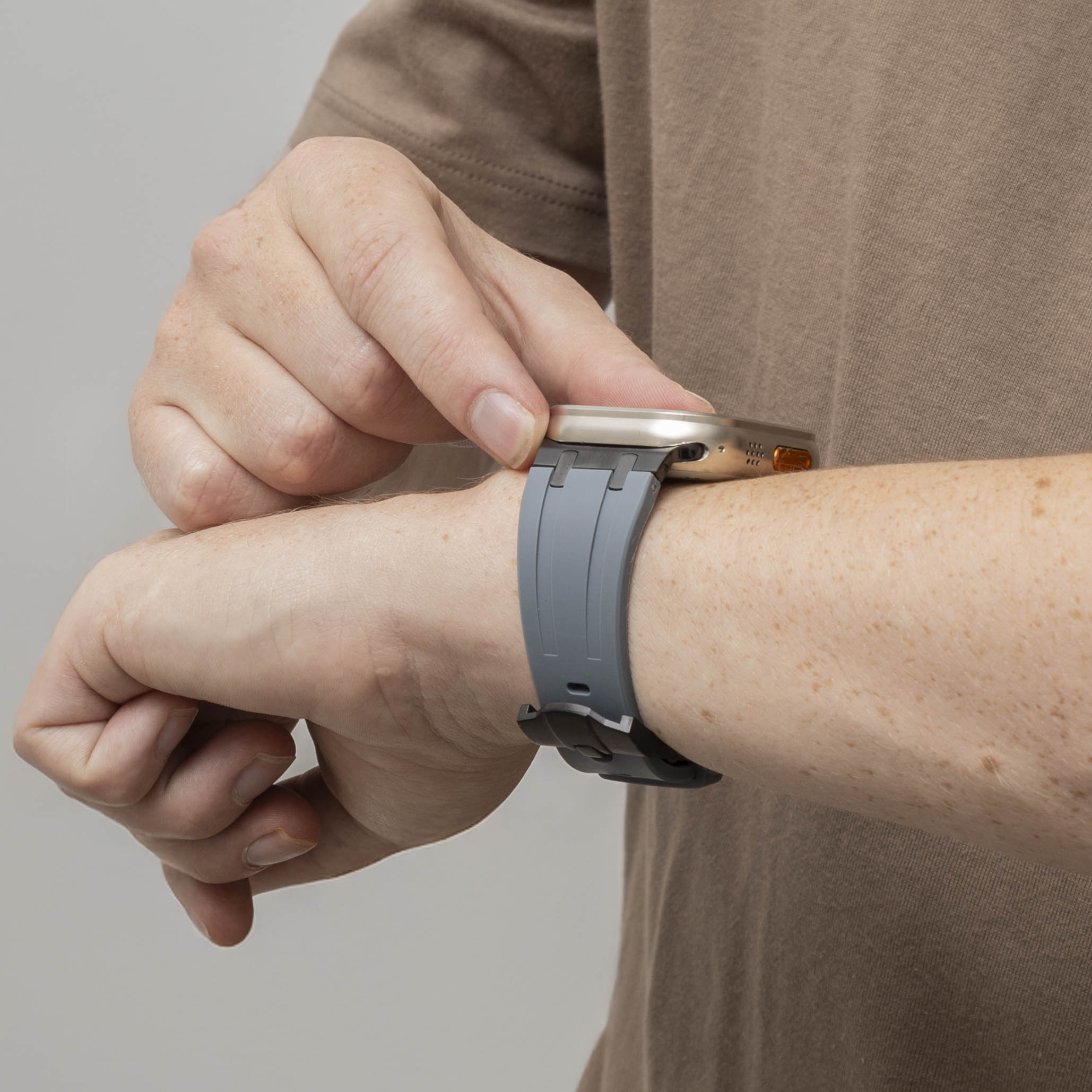 Bracelet silicone 'Luxury Liquid' Apple Watch Ultra (gris foncé avec noir)