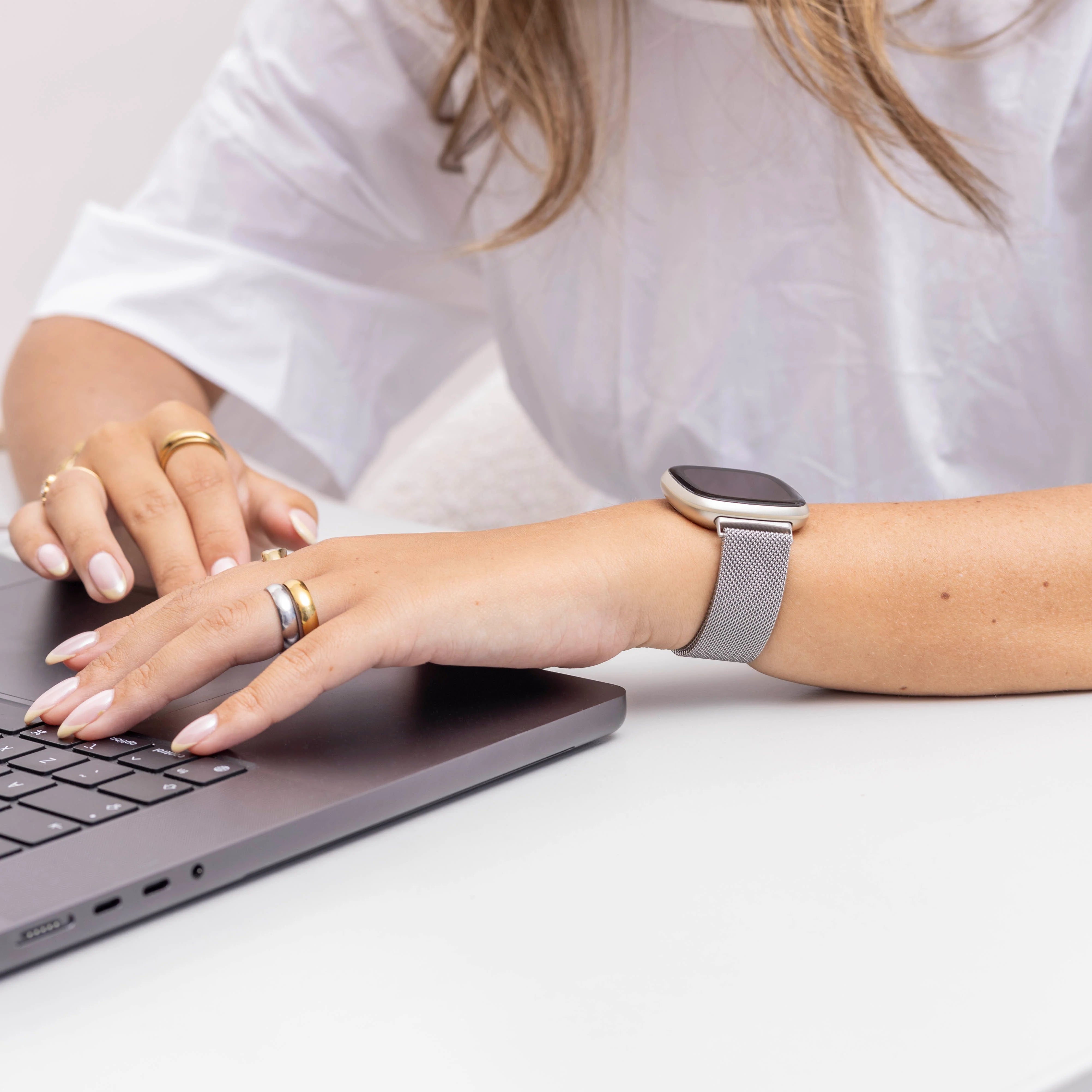 Bracelet Milanaise Fitbit Versa 4 (argent)