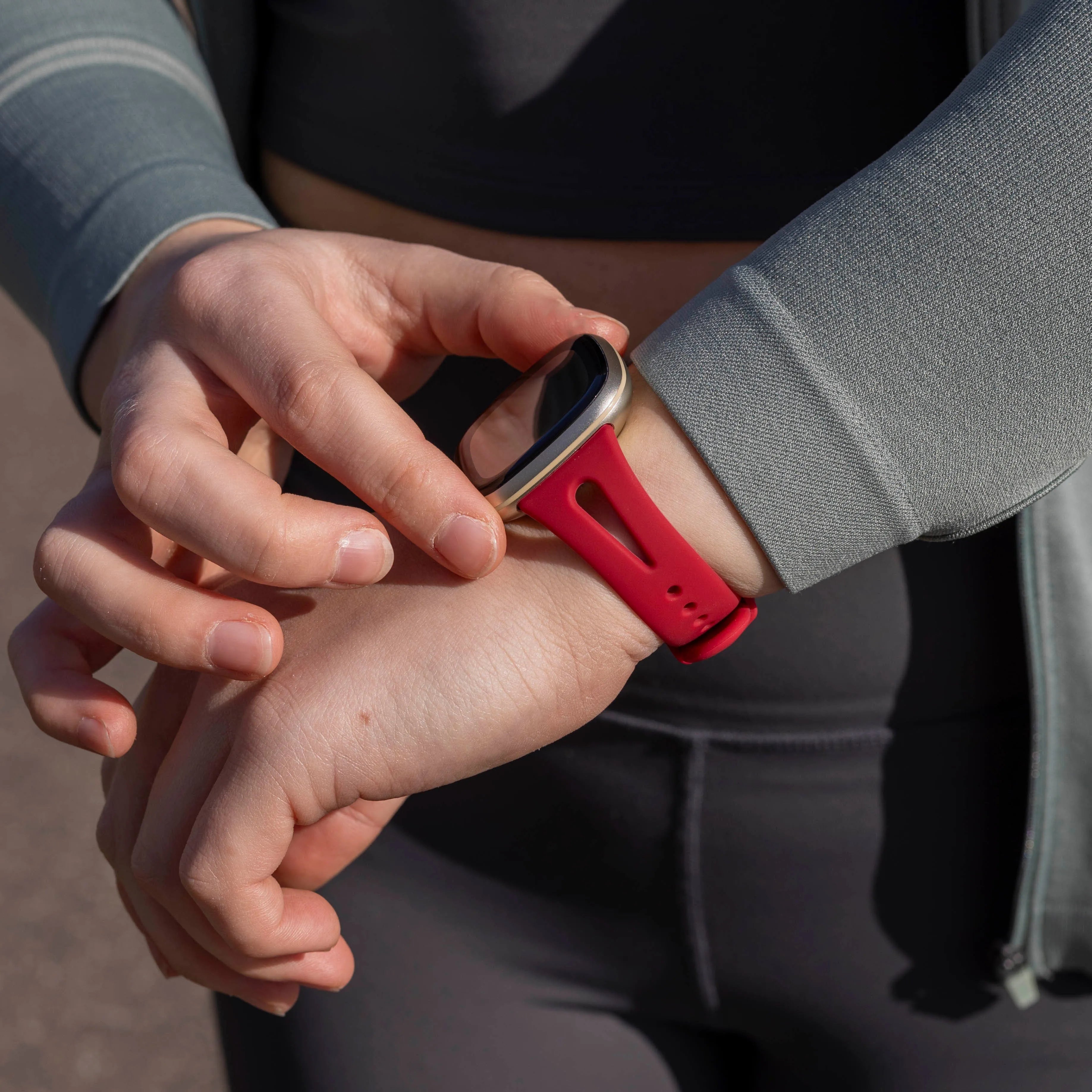 Bracelet silicone de luxe Fitbit Sense (rose-rouge)