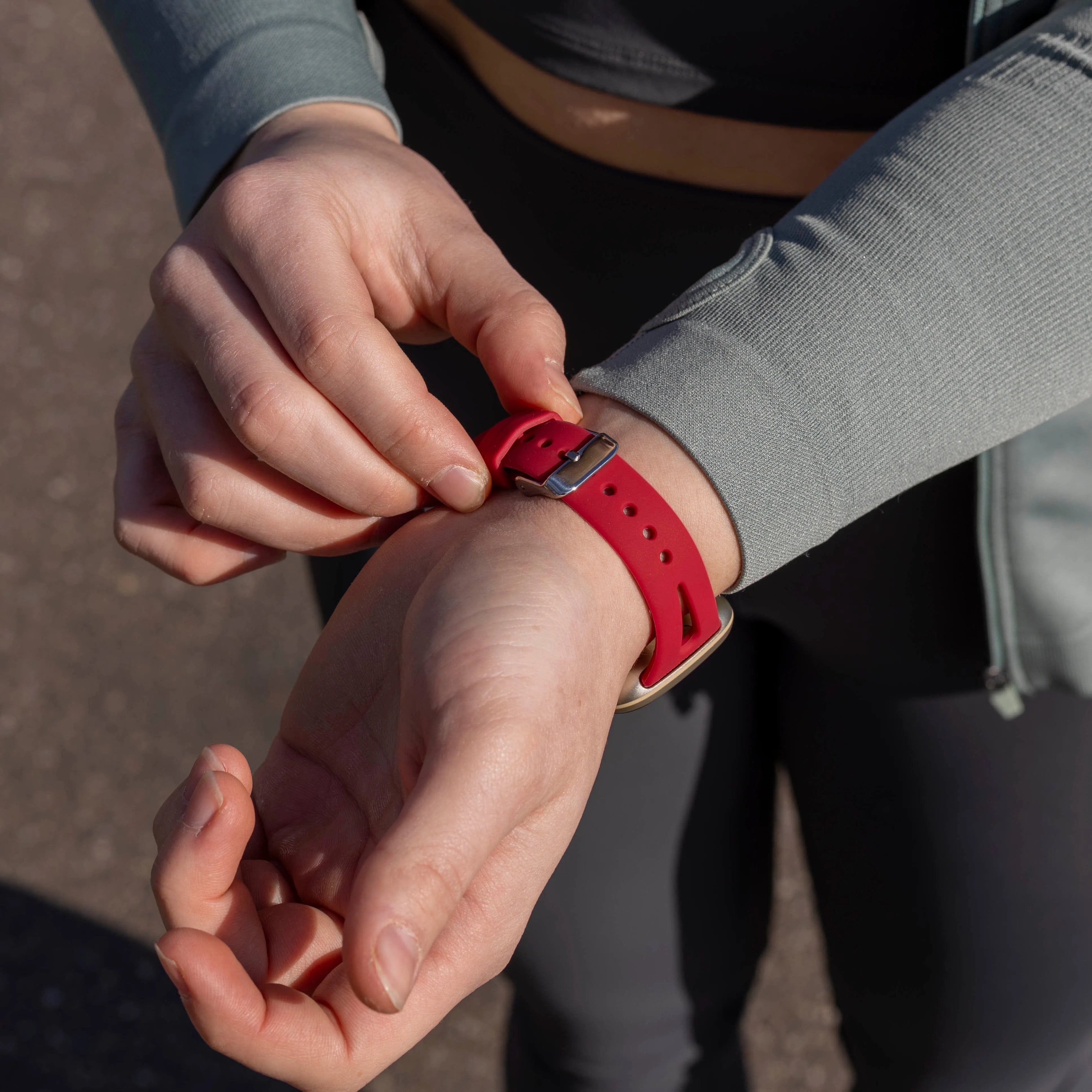 Bracelet silicone de luxe Fitbit Versa 3 (rose rouge)