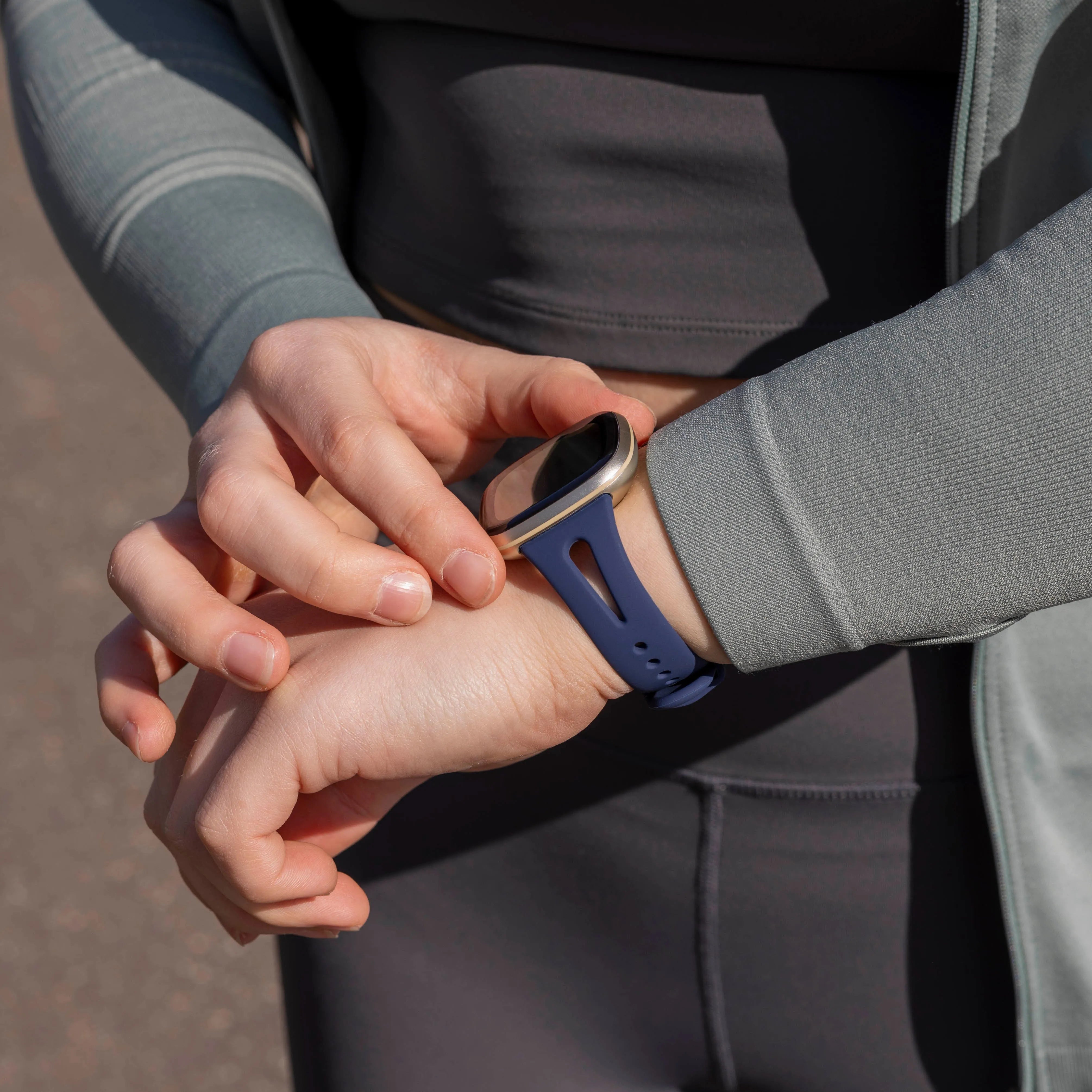 Bracelet silicone de luxe Fitbit Versa 4 (bleu foncé)
