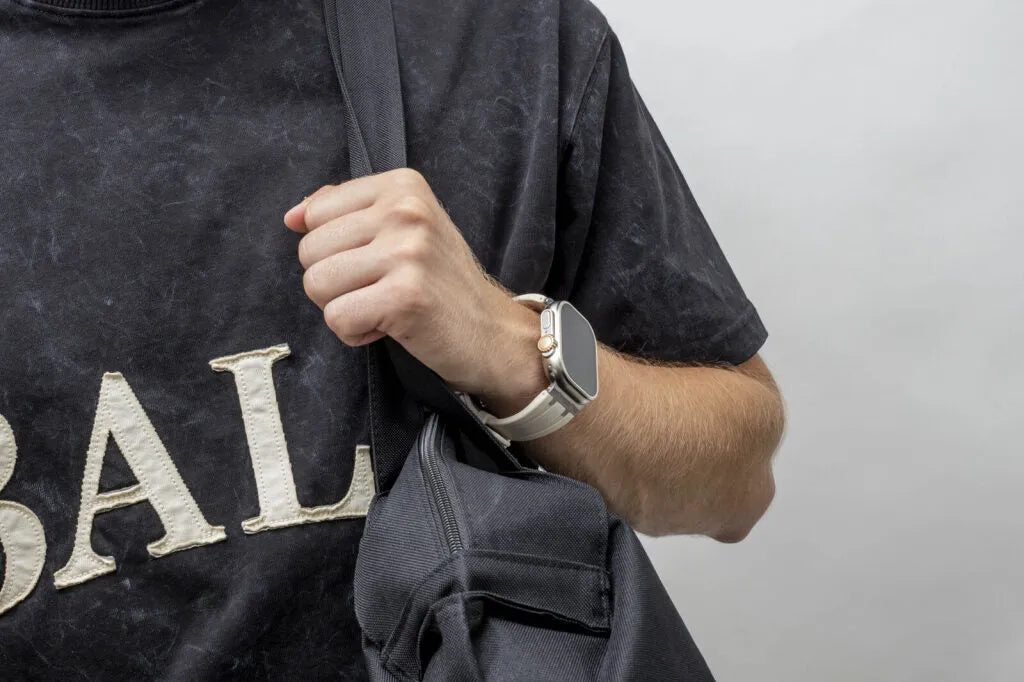 BALR. Bracelet en silicone Apple Watch ultra liquide (beige/titane)