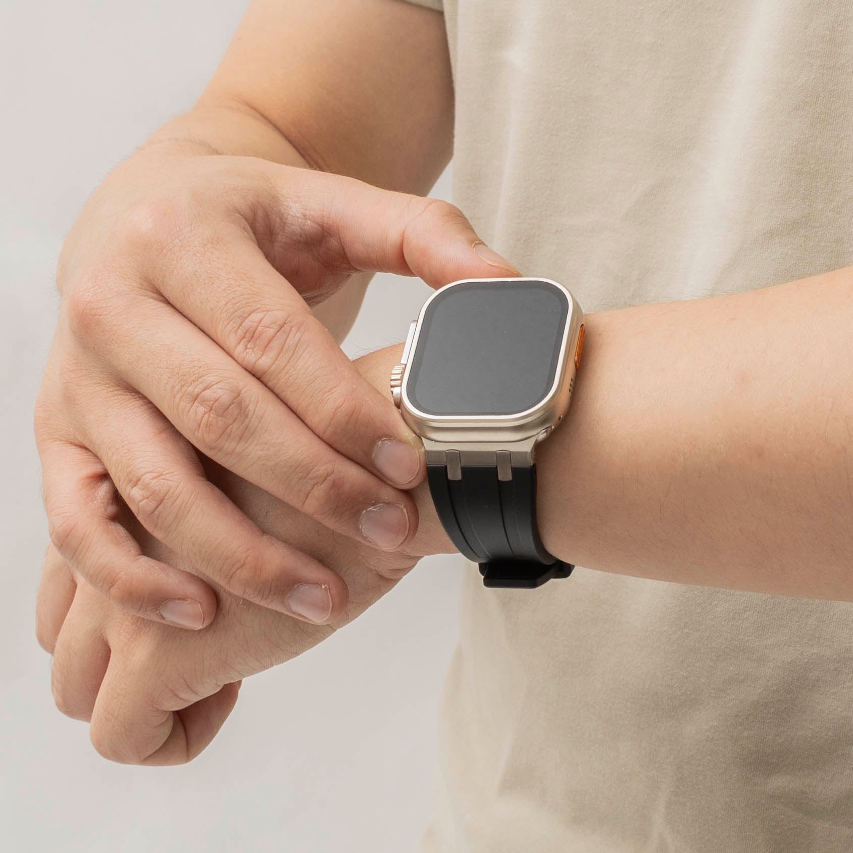 Bracelet silicone 'Luxury Liquid' Apple Watch Ultra (noir/argent)