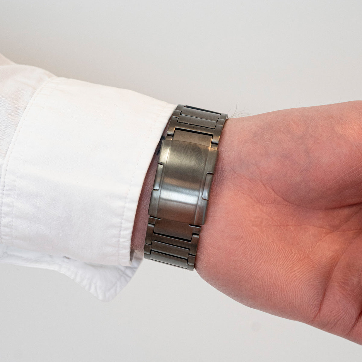 Titanium Strap 'One Push', graphite, lifestyle photo