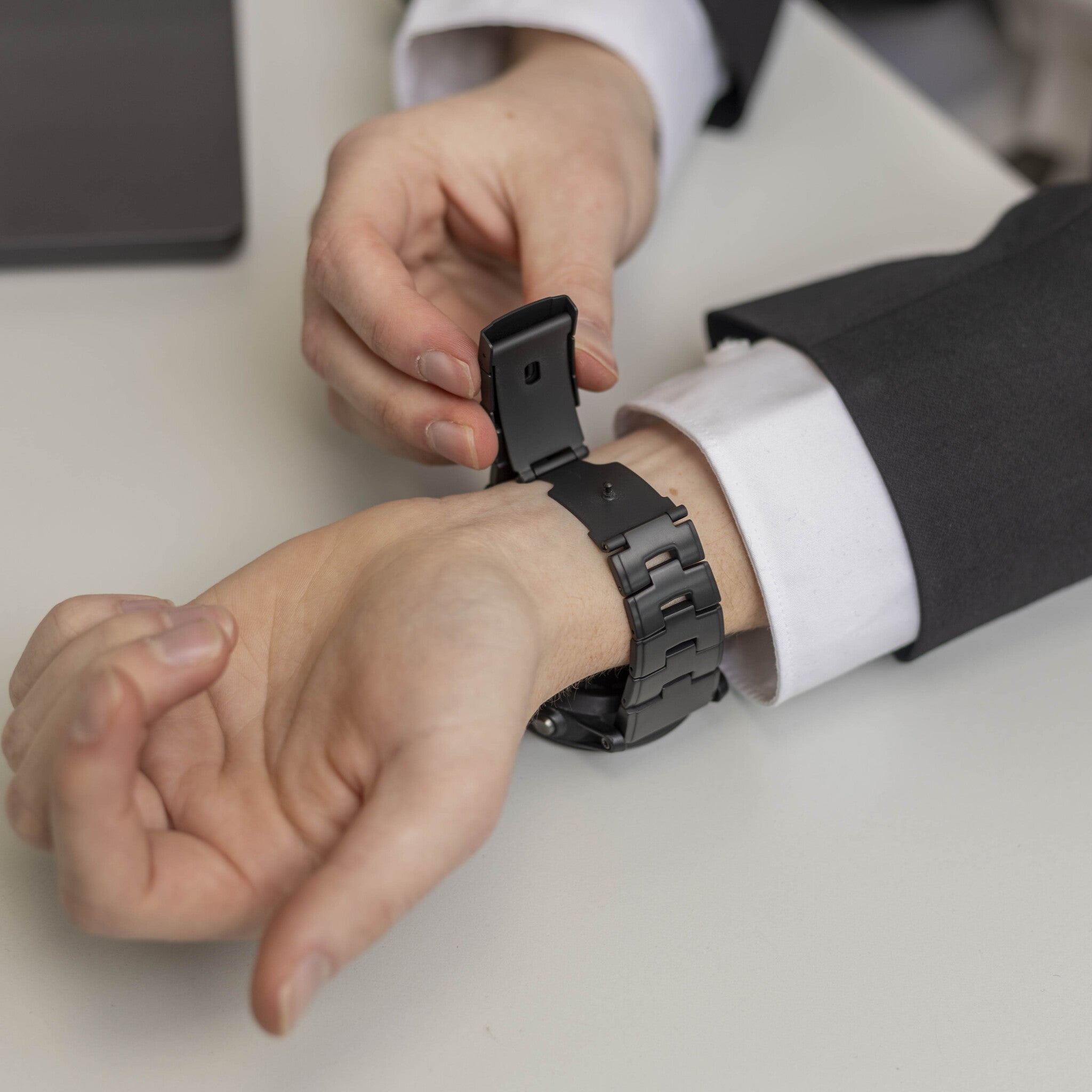 Bracelet titane Garmin Tactix 7 (noir)