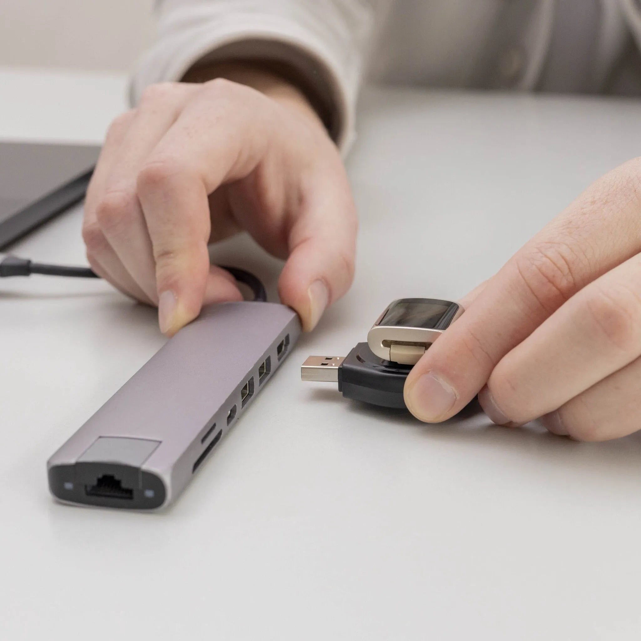 Mini Chargeur Fitbit Charge 5/6/Luxe (noir)