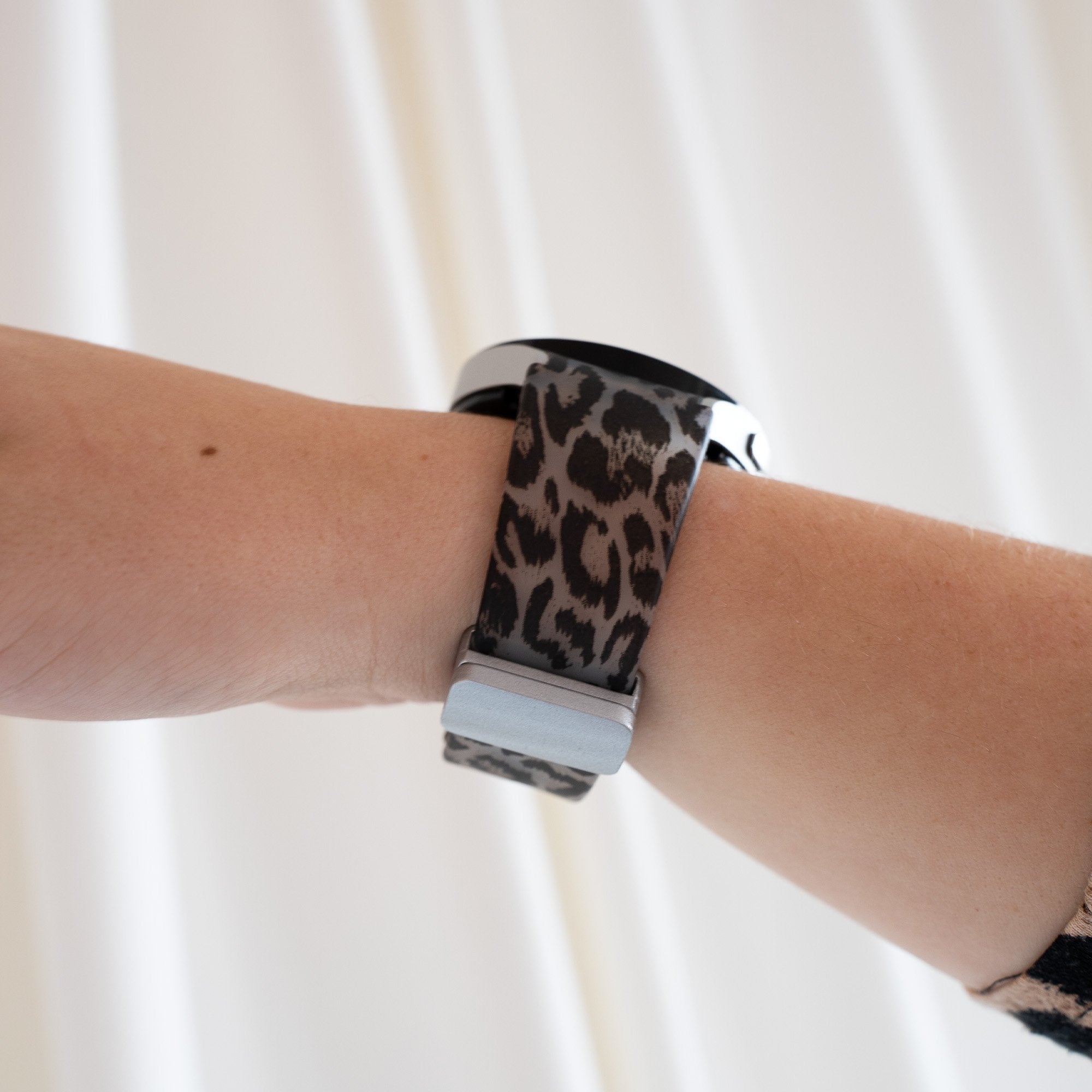 strap-it-clear-leopard-samsung-1