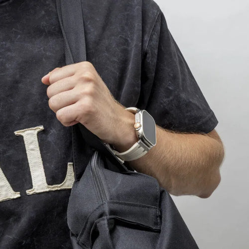 BALR. Bracelet en silicone Apple Watch ultra liquide (beige/titane)
