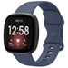 Bracelet silicone classique Fitbit Versa 4 (bleu foncé)
