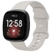 Bracelet silicone classique Fitbit Versa 4 (blanc cassé)