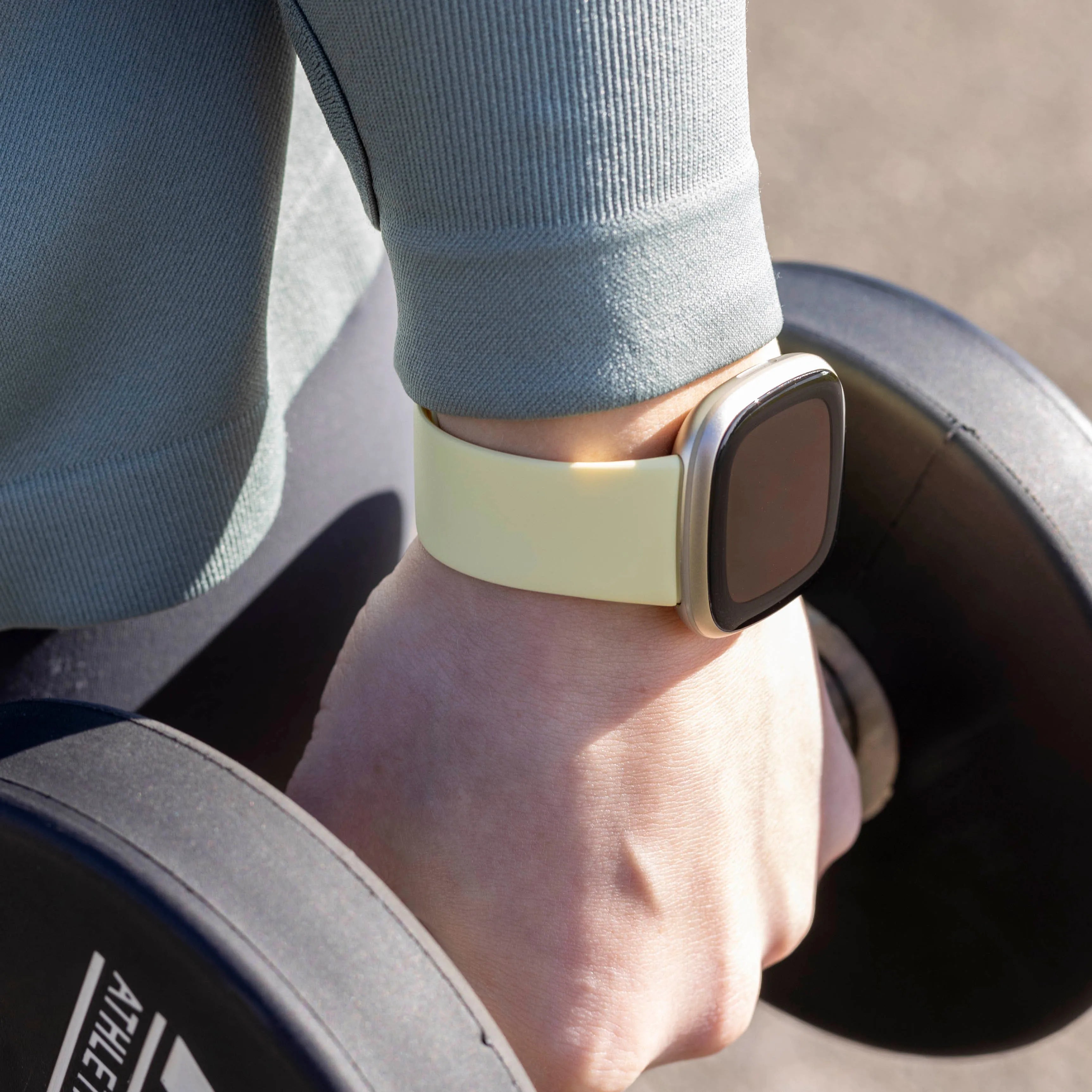 Bracelet silicone classique Fitbit Versa 4 (jaune pâle)