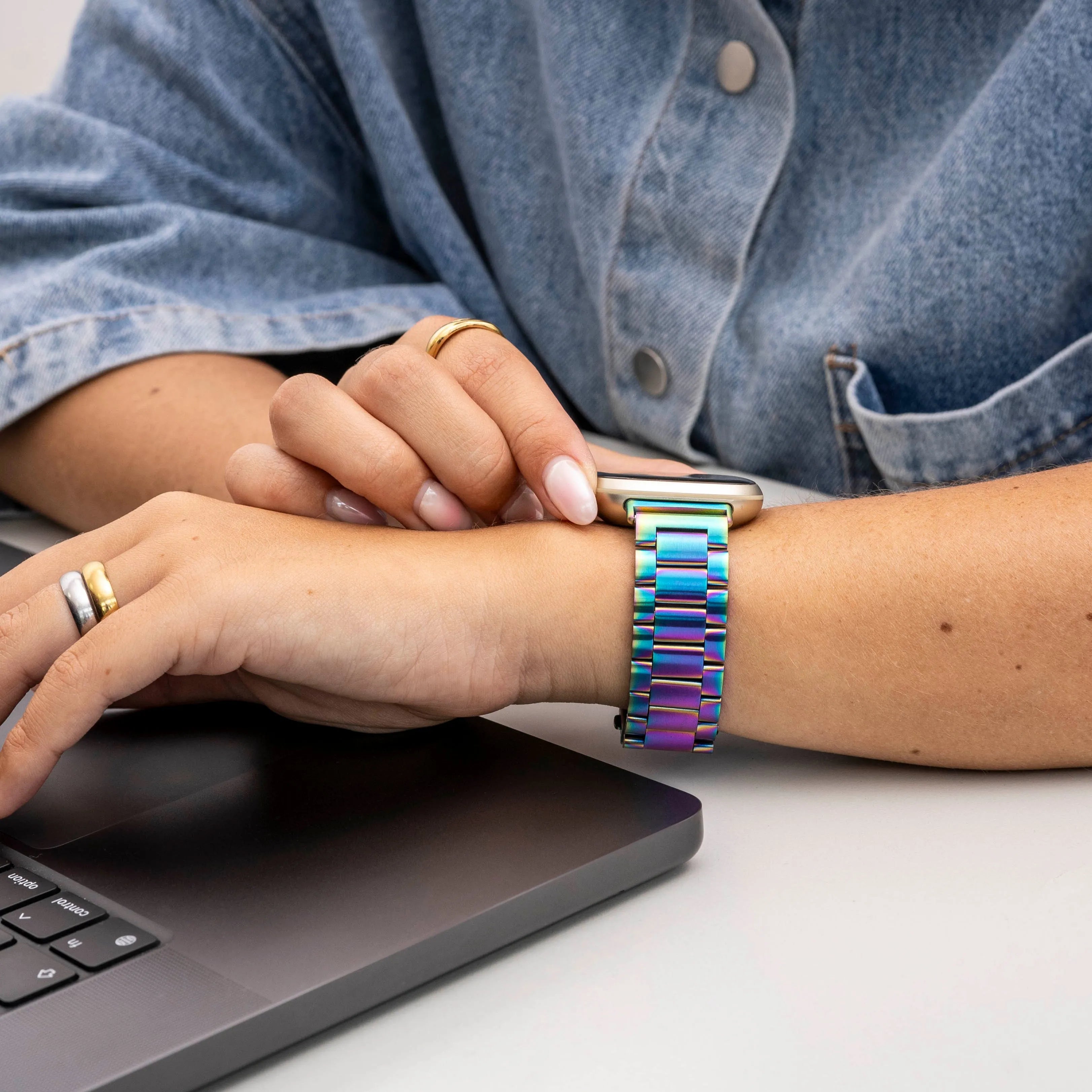 Steel Strap, pearlescent, lifestyle photo