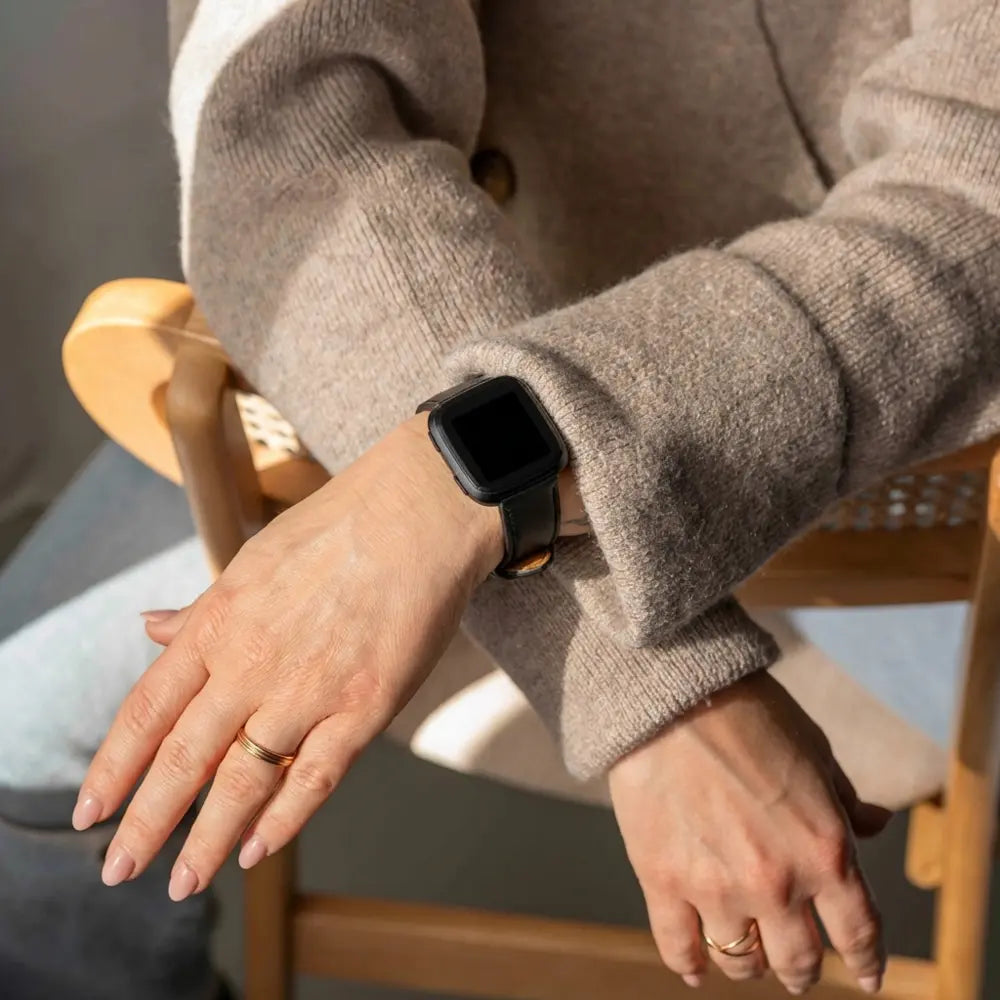 Fitbit Versa (2) modern leren band (zwart)