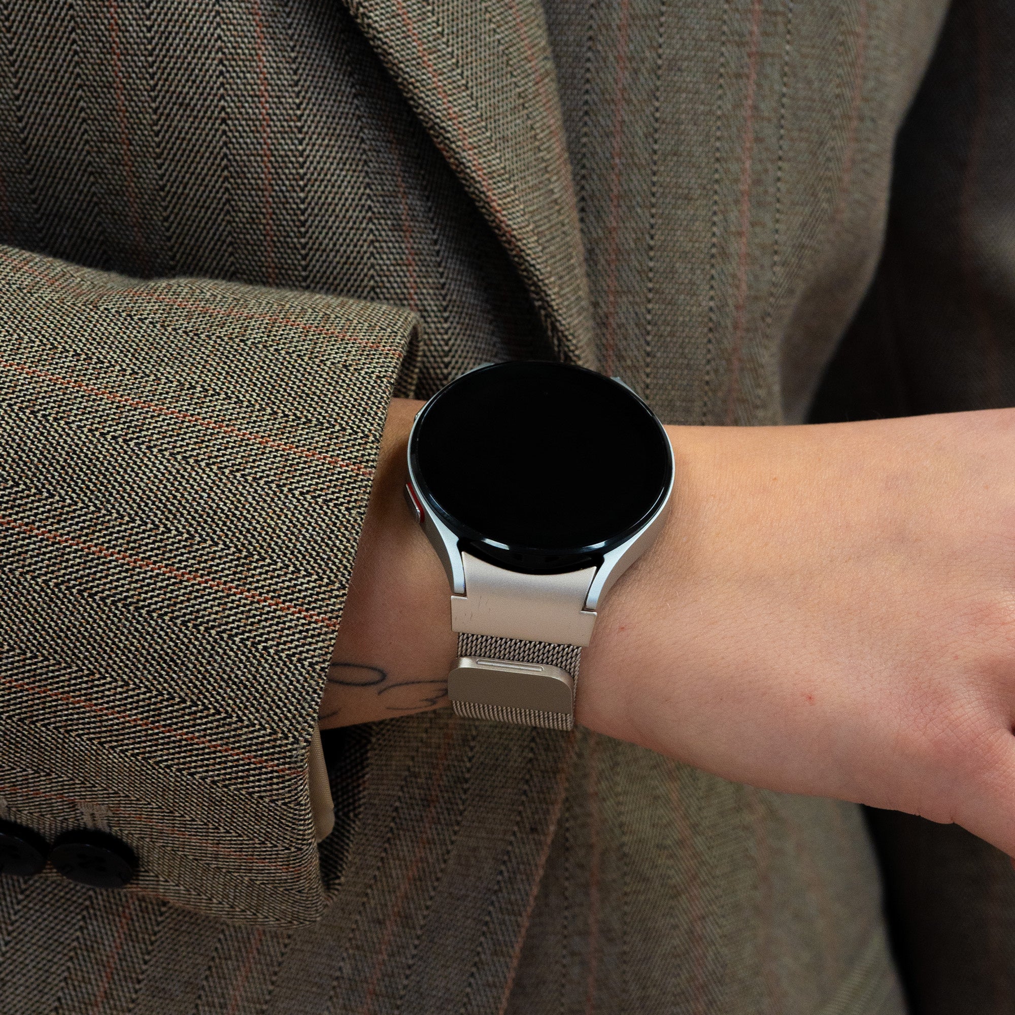 Milanese Strap 'One Push', champagne, lifestyle photo