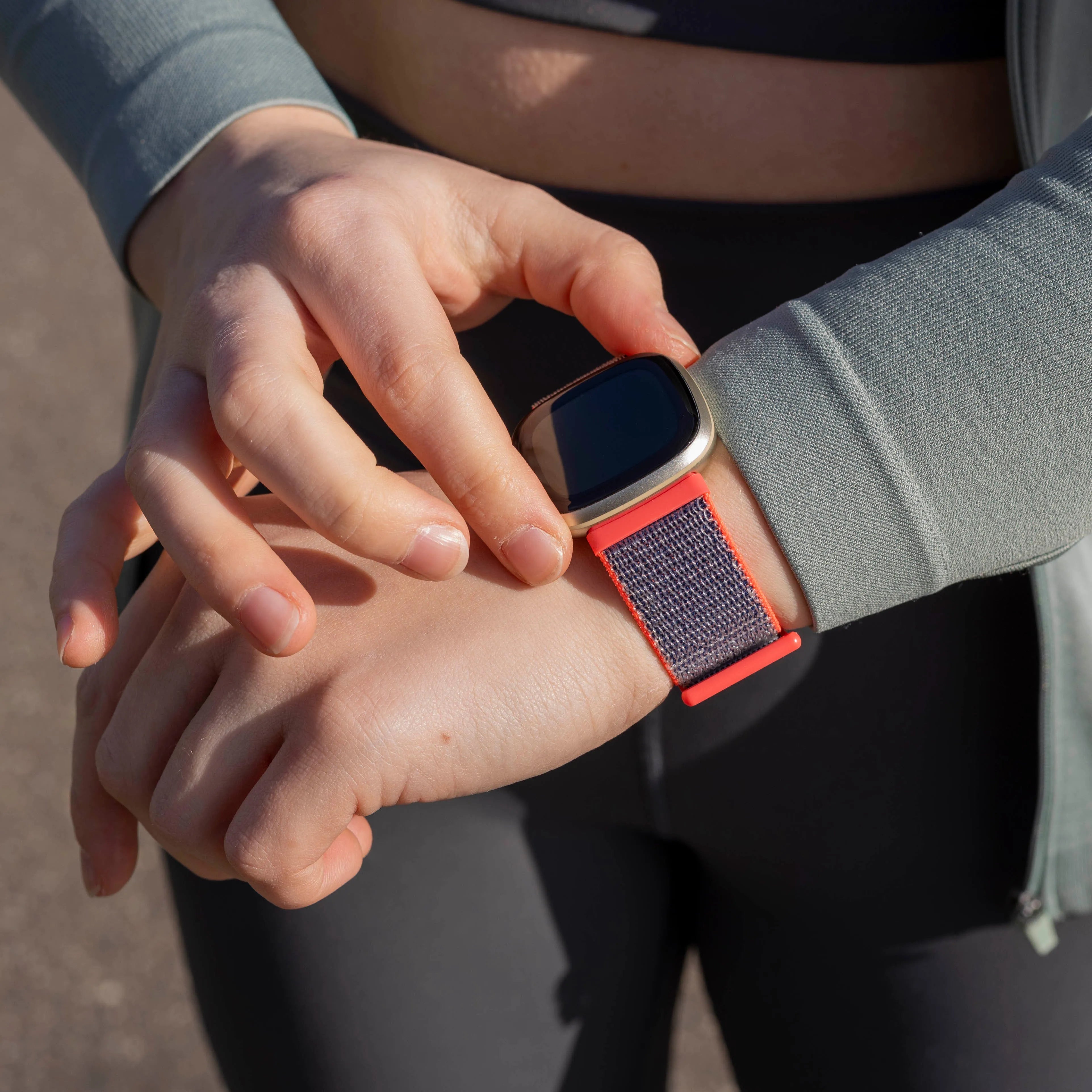 Bracelet nylon Fitbit Versa 3 (rose et gris)