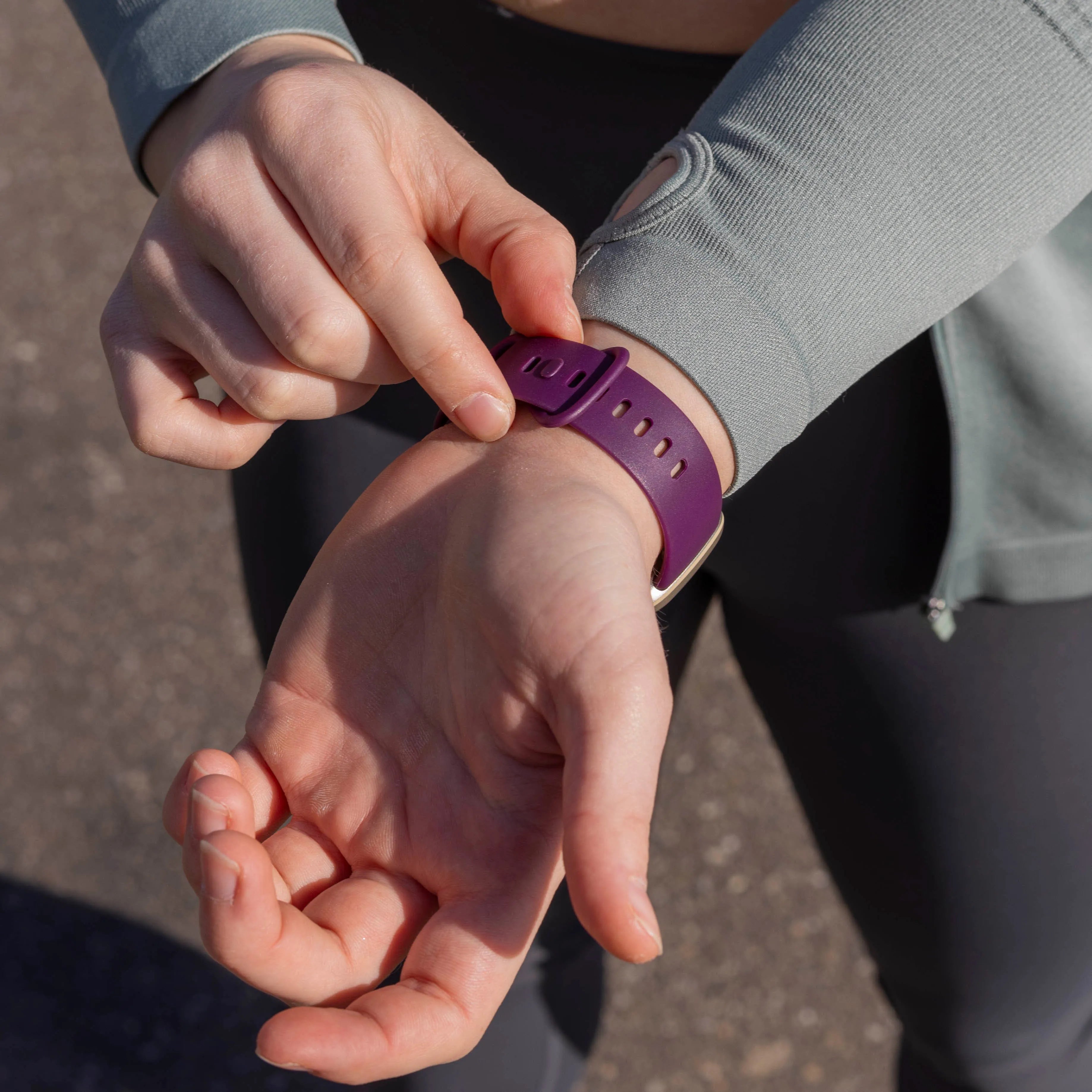 Bracelet silicone classique Fitbit Versa 3 (violet foncé)