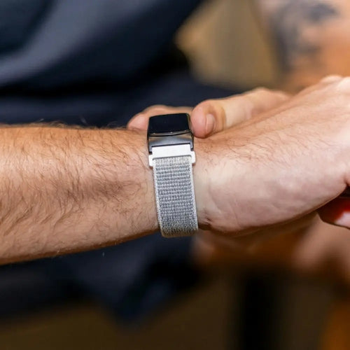 Fitbit Charge 6 nylon bandje (grijs)