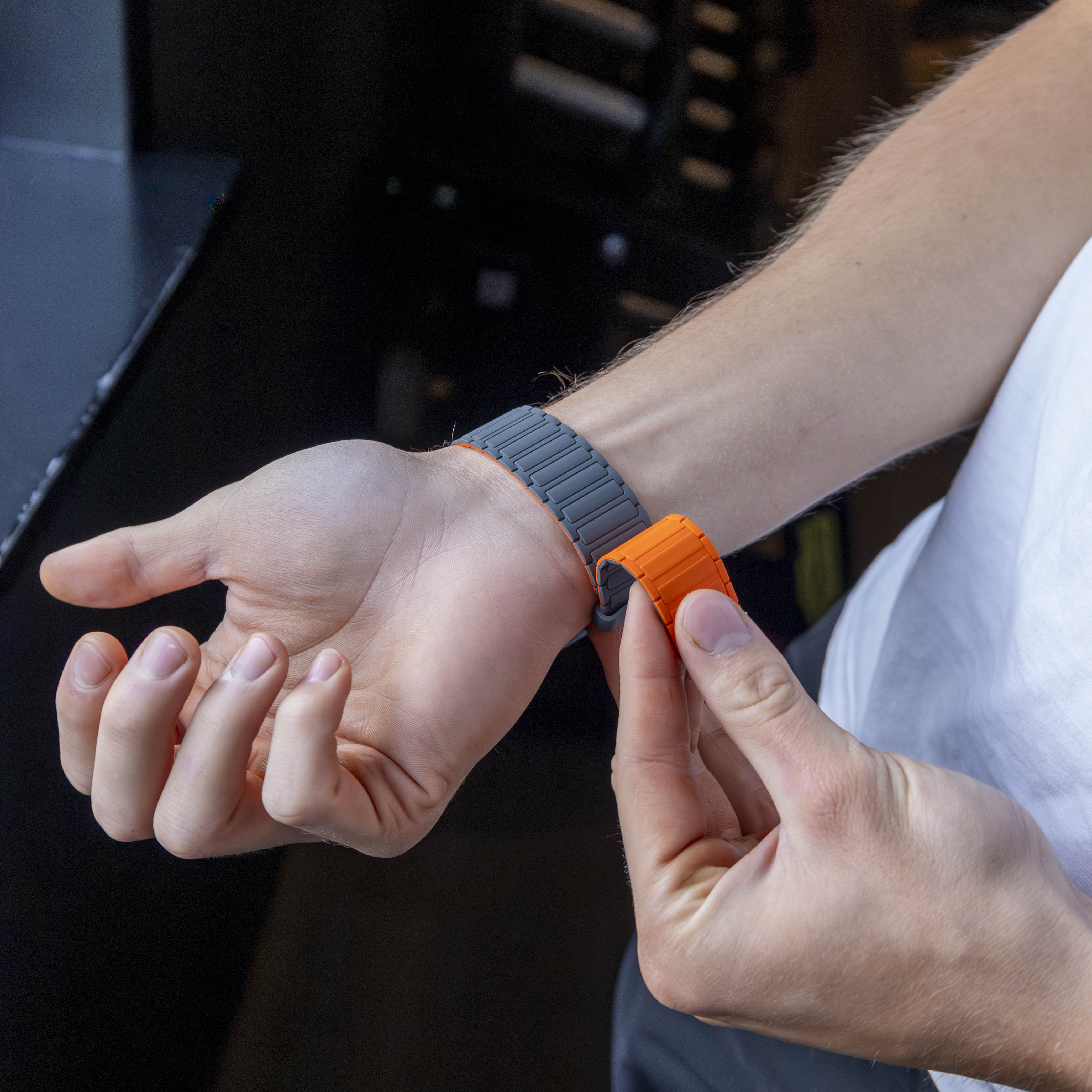 Bracelet en silicone magnétique Samsung Galaxy Watch Ultra (gris/orange) 
