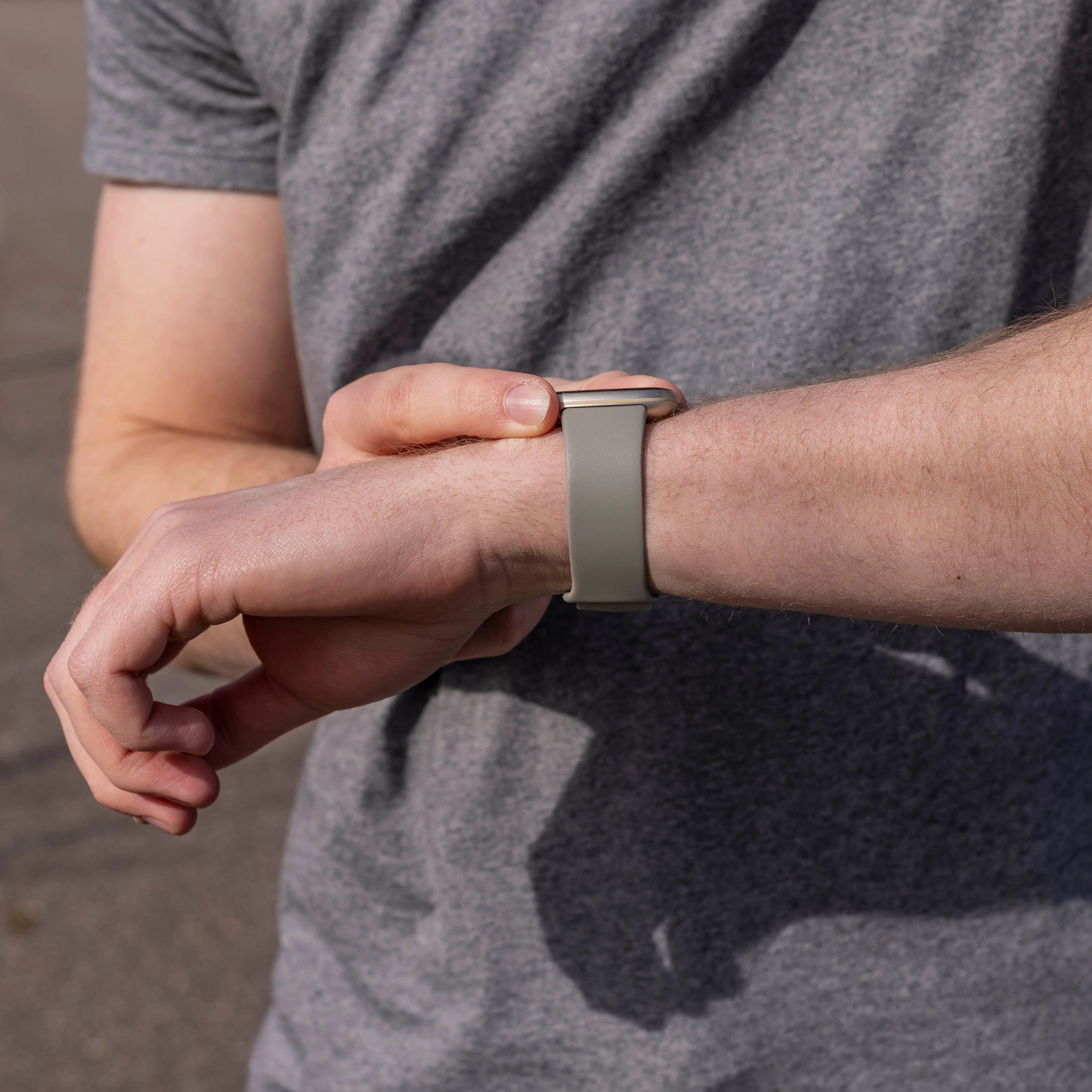 Bracelet silicone classique Fitbit Versa 4 (gris)