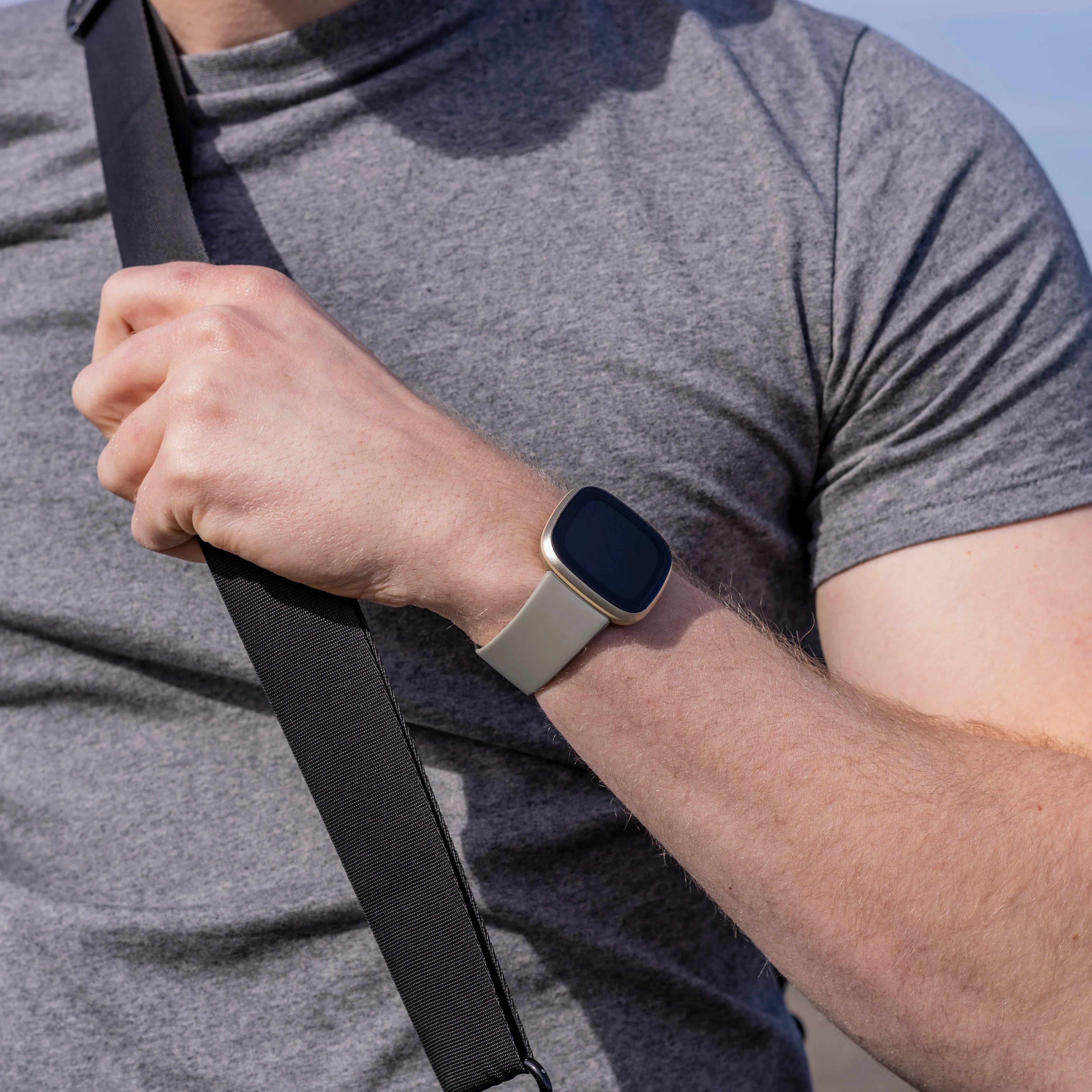 Bracelet silicone classique Fitbit Versa 4 (gris)