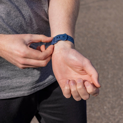 Bracelet silicone classique Fitbit Versa 4 (bleu foncé)