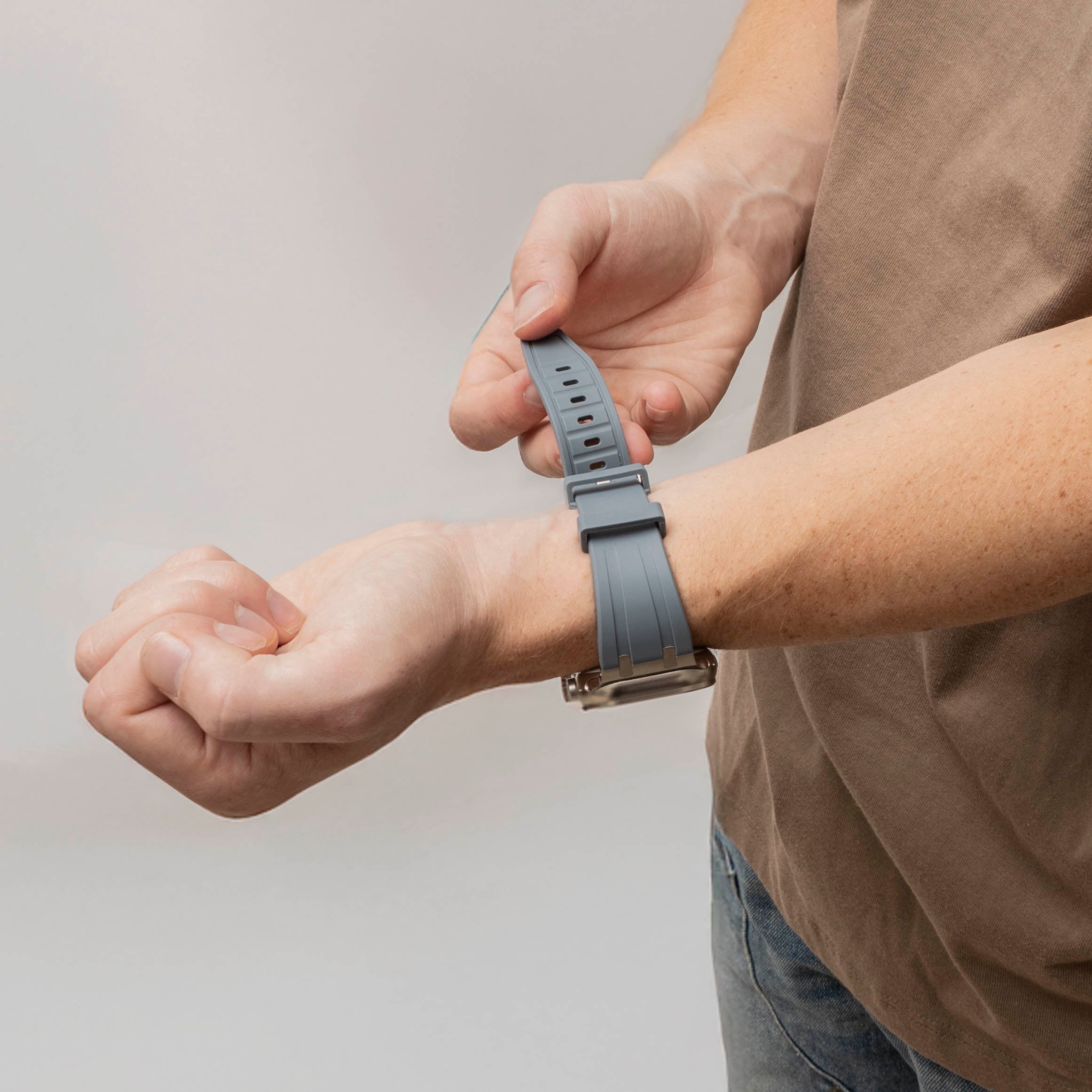 Bracelet silicone 'Luxury Liquid' Apple Watch Ultra (gris foncé avec argent)