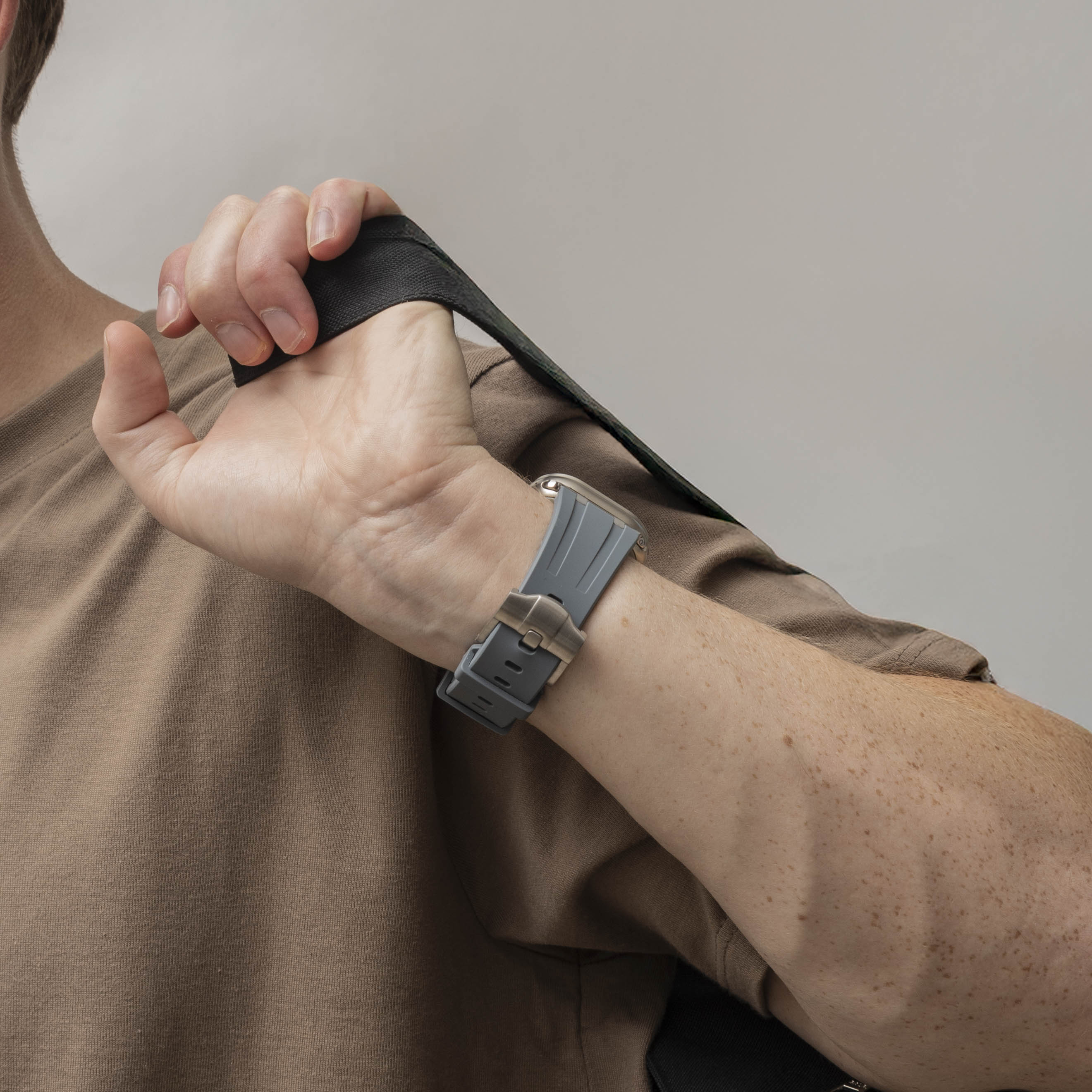 Bracelet silicone 'Luxury Liquid' Apple Watch Ultra (gris foncé avec argent)