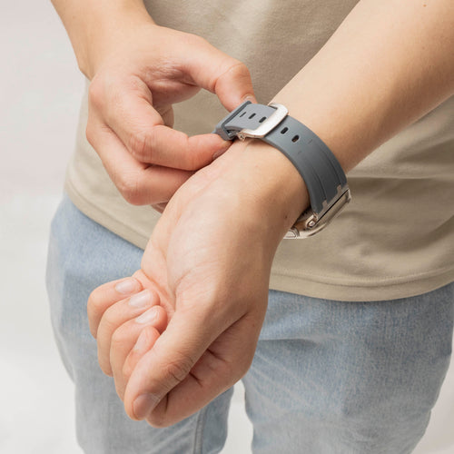 Bandz Bracelet silicone 'Luxe Liquid' Apple Watch Ultra (gris foncé avec argent)